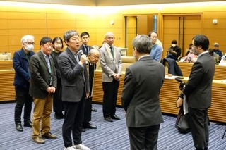 　戦時中に動員された朝鮮人犠牲者の遺骨を返還するよう厚労省、外務省の担当者（右側）に求める市民団体＝１９日午後、国会