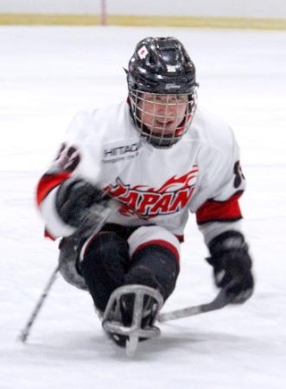 　パラアイスホッケー日本代表候補の強化合宿でプレーする熊谷＝長野県岡谷市