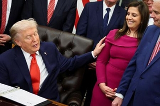 　ホワイトハウスでトランプ大統領と笑みを交わすエリーズ・ステファニク下院議員（右）＝１２日、ワシントン（ロイター＝共同）