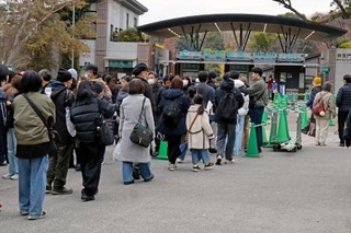 　上野動物園前で列をつくる人たち＝２０日午前、東京都台東区