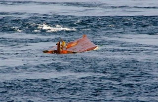 　転覆した船＝２０日午前、兵庫県南あわじ市沖（徳島海上保安部提供）