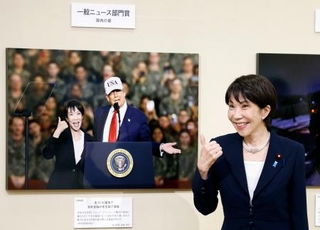 　「２０２５年報道写真展」を訪れ、自身の写真の前でポーズをとる高市首相＝２２日午前、東京・日本橋三越本店