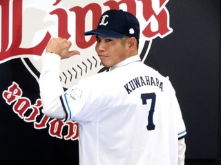 　西武入団の記者会見で撮影に応じる桑原＝２２日、埼玉県所沢市