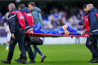 　オセール戦で負傷したモナコの南野＝オセール（ゲッティ＝共同）