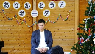 　福岡市内の施設を訪問したソフトバンクの柳田＝２３日