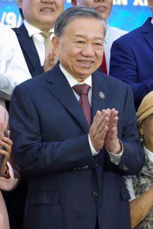 　ベトナムの首都ハノイで開かれた式典で拍手するトー・ラム共産党書記長＝９月（共同）