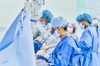 　千葉県柏市の名戸ケ谷病院で手術をする井上靖章医師（中央）