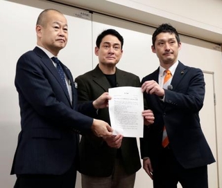 　立ち入り検査を求める要望書を北海道の担当者に提出したアルピニストの野口健さん（中央）＝２４日午後、道庁