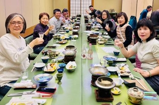 　松山市の道後温泉でくつろぐ台湾からの観光客＝１７日