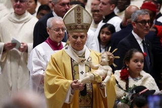 　サンピエトロ大聖堂で執り行われたクリスマスイブのミサで、赤ちゃんのキリスト像を抱くローマ教皇レオ１４世＝２４日、バチカン（ロイター＝共同）