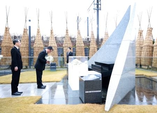 　ＪＲ羽越線脱線事故から２０年となり、現場近くの慰霊碑に献花するＪＲ東日本の喜勢陽一社長（左から２人目）＝２５日午前、山形県庄内町