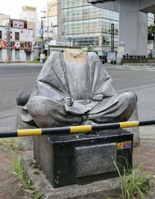 　首部分が折られた豊臣秀吉像＝８月２６日、名古屋市西区