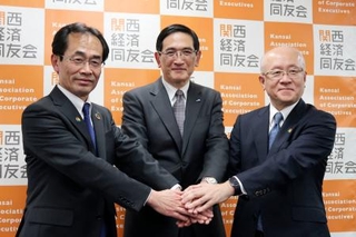 　関西経済同友会の次期代表幹事に決まり、写真に納まる長谷川一明氏。左は永井靖二代表幹事、右は三笠裕司氏＝２５日午後、大阪市北区