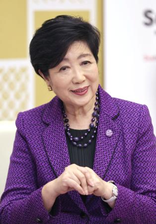 　インタビューに答える東京都の小池百合子知事
