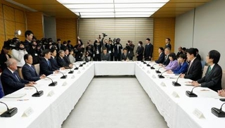 　首相官邸で開かれた政府与党政策懇談会＝２５日午後