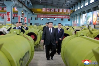 　軍需工場に相当する工業企業所を視察する北朝鮮の金正恩朝鮮労働党総書記（手前）（朝鮮中央通信＝共同）