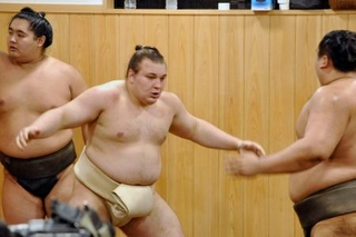 　ぶつかり稽古に励む安青錦（中央）＝東京都江東区の安治川部屋