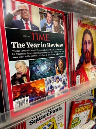 　米ニューヨークの店頭に並んだタイム誌特別号。右下の写真が大谷翔平選手＝２６日（共同）