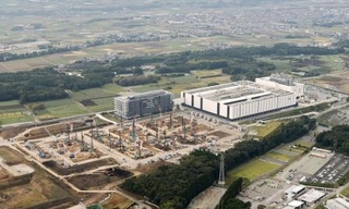 　ＴＳＭＣ熊本第２工場の建設地（手前左）。同右は第１工場＝１０月、熊本県菊陽町