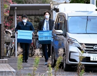 　小山雅貴容疑者の自宅を家宅捜索する静岡県警の捜査員ら＝２７日午後３時３７分、静岡県三島市