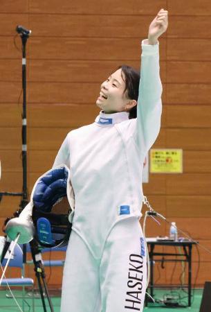 　女子エペで優勝し喜ぶ寺山珠樹＝東京都港区ＳＣ