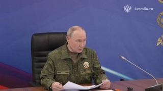 　２７日に配信された、プーチン大統領がロシア軍向けに演説する様子の映像（Ｋｒｅｍｌｉｎ．ｒｕ提供・ロイター＝共同）