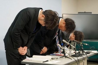 　記者会見で謝罪する徳島県幹部＝２８日午前、県庁