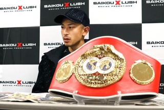 　ＩＢＦフライ級世界戦から一夜明け、記者会見する矢吹正道＝２８日、愛知県常滑市