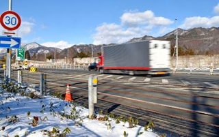 　通行止めが解除された関越自動車道下り線＝２８日午後１時３０分ごろ、群馬県みなかみ町の水上ＩＣ付近
