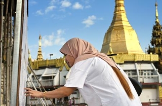 　２８日、ミャンマー・ヤンゴンの投票所で有権者名簿を確認する市民（共同）