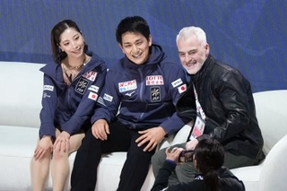 　ＧＰファイナルでペアＳＰの演技を終えて笑顔の三浦璃来（左）、木原龍一組。右はブルーノ・マルコット・コーチ＝４日、ＩＧアリーナ