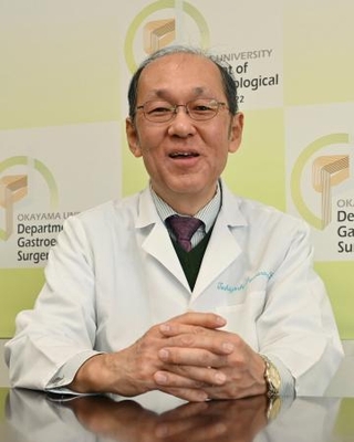 　取材に応じる岡山大の藤原俊義教授＝１９日、岡山市北区