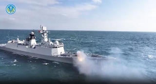 　航行する中国軍の艦船。中国軍の東部戦区が２９日、台湾周辺での軍事演習の一場面として「微信（ウィーチャット）」の公式アカウントに投稿した（共同）