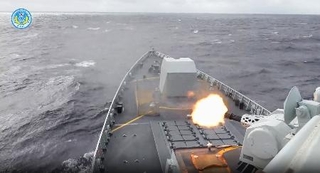 　航行する中国軍の艦船。中国軍の東部戦区が２９日、台湾周辺での軍事演習の一場面として「微信（ウィーチャット）」の公式アカウントに投稿した（共同）