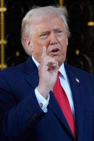 　記者団に話すトランプ米大統領＝２９日、米南部フロリダ州パームビーチ（ＡＰ＝共同）