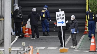 　横浜ゴム三島工場を調べる静岡県警の捜査員ら＝２７日、静岡県三島市