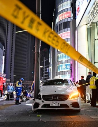 　東京・新宿で複数の歩行者をはねた自動車＝３１日午後５時３３分