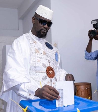 　西アフリカ・ギニアでの大統領選で投票するドゥンブヤ暫定大統領＝２０２５年１２月２８日（ロイター＝共同）