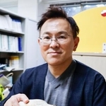 　クマの頭蓋骨を手に取材に応じる大西尚樹さん＝１１月、盛岡市