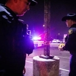 　米カリフォルニア州ストックトンの銃撃事件で封鎖される現場周辺の駐車場＝１１月２９日（ＡＰ＝共同）