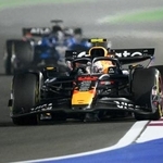 　Ｆ１カタールＧＰで走行するレッドブルの角田裕毅＝ドーハ近郊ルサイル（ゲッティ＝共同）