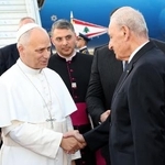 　レバノンの首都ベイルートに到着したローマ教皇レオ１４世（左）＝１１月３０日（レバノン大統領府／アナトリア通信提供・ゲッティ＝共同）