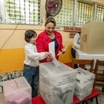 　ホンジュラス大統領選で投票するカストロ大統領（右）＝１１月３０日、カタカマス（ホンジュラス大統領府提供・ロイター＝共同）