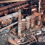　火災があった日本製鉄の製鉄所＝１日午後０時２分、北海道室蘭市（共同通信社ヘリから）