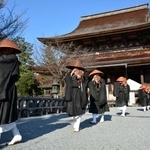 　歳末助け合い托鉢に向かう金峯山寺の僧侶＝１日午前、奈良県吉野町