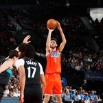 　トレイルブレーザーズ戦でシュートを放つサンダーのホルムグレン＝ポートランド（ＮＢＡＥ・ゲッティ＝共同）