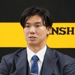 　契約更改交渉を終え、取材に応じる阪神・湯浅＝１日、兵庫県西宮市