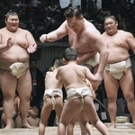 　２月、「白鵬杯」で幼児に稽古をつける元横綱白鵬の白鵬翔さん（中央）＝両国国技館