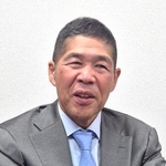 　東京バス沖縄営業所で取材に応じる西村晴成社長＝１１月、沖縄県豊見城市