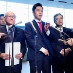 　取材に応じる（手前左から）自民党の鈴木幹事長、日本維新の会の吉村代表ら＝１日午後、首相官邸